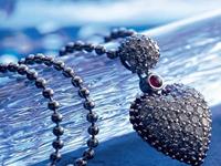 从佩戴珠宝看出你的人际交往