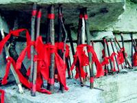 揭秘用木棍撑石头的神奇风俗