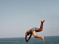 心仪的妹子不慎掉水，你会如何去营救呢？