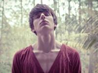 双子男的沉默是为何