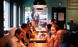 梦见和同事聚餐是什么意思