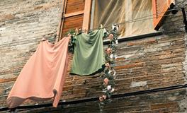 梦见自己在晾衣服是什么意思