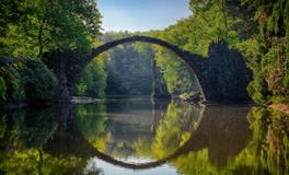 周公解梦梦见在水里走