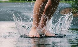 女人梦见下雨是啥意思