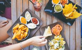 梦见请别人吃饭