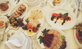 梦见和家人一起吃饭