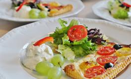 梦见别人吃饭自己没吃