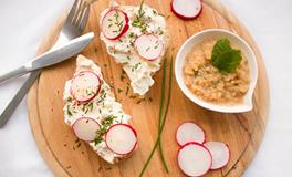 梦见很多人一起吃饭