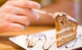 梦见全家人一起吃饭