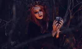 女人梦见飞机飞得很低