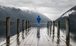 梦见亲人坐牢是什么意思