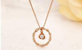 巨蟹座的钻石项链