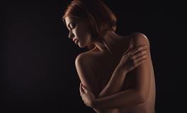 梦见自己光着身子见人是什么意思