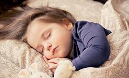 梦见小孩趴在自己身上睡觉