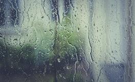 梦见雨水从门缝里喷进来