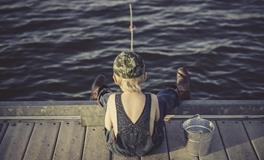 梦见别人在河中铺网抓鱼