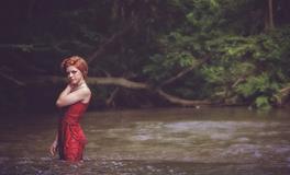 梦见自己和别人在河里洗澡