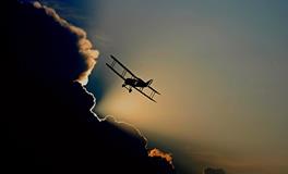 梦见坐飞机遇到下雨