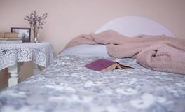 梦见和好多人在外面睡觉