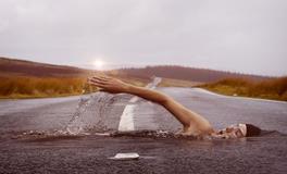 梦见在清澈河流里游泳