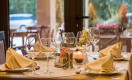 梦见亲戚家请客吃饭