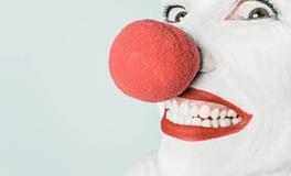 看着喜剧哭的人，内心有什么故事